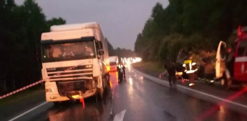 В Саткинском районе при столкновении с грузовиком погиб водитель легковушки Смертельная авария произошла в 21:07 на 1693-м километре федеральной трассы М-5 «Урал» Москва-Челябинск во время дождя. Водитель «Лады» от полученных травм погиб на месте, его пассажир мужчина 30-40 лет получил телесные повреждения и был доставлен в больницу. ПОДРОБНЕЕ URALPRESS.RU