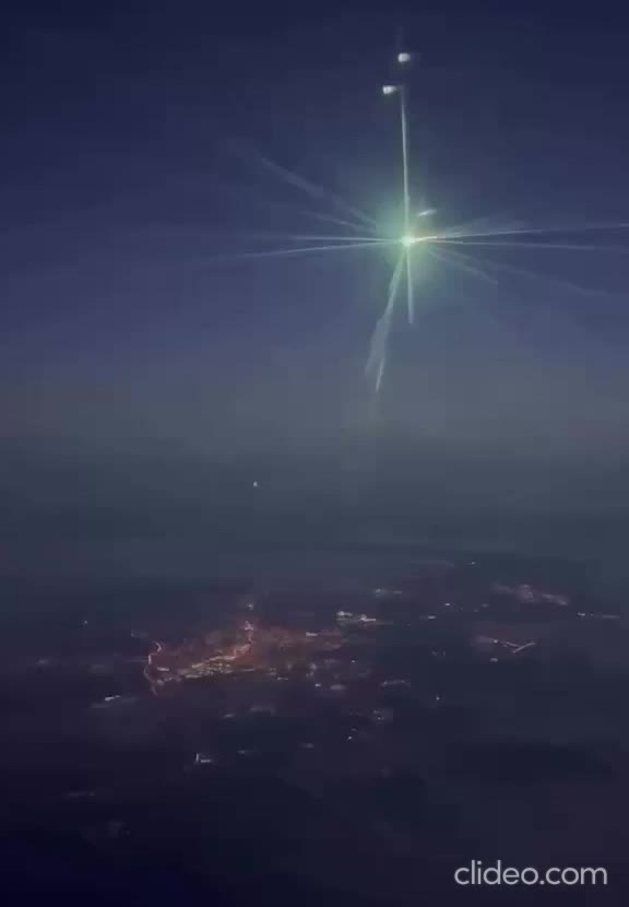 Съемка метеорита над Москвой: уникальные кадры с борта самолета
