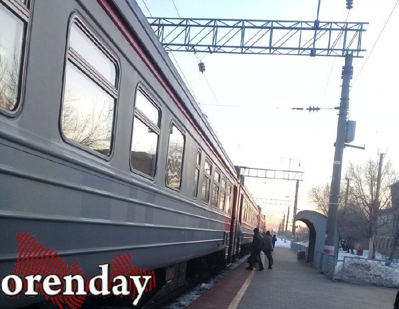 Orenday Оренбург Упал на тротуаре и разбил коленку жительница Оренбурга требует компенсацию от РЖД за испорченный отдых ребенка Страдания юного жителя Оренбурга родители оценили в 500 000 рублей В июле текущего года семья оренбуржцев на поезде отправилась в отпуск на курорт Вот только отдых был испорчен Прямо на спуске у железнодорожной станции ребенок оступился и упал повредив колено В местной больнице мальчику наложили несколько швов Ежедневно вместо моря и экскурсий мама возила сына в лечебное учреждение