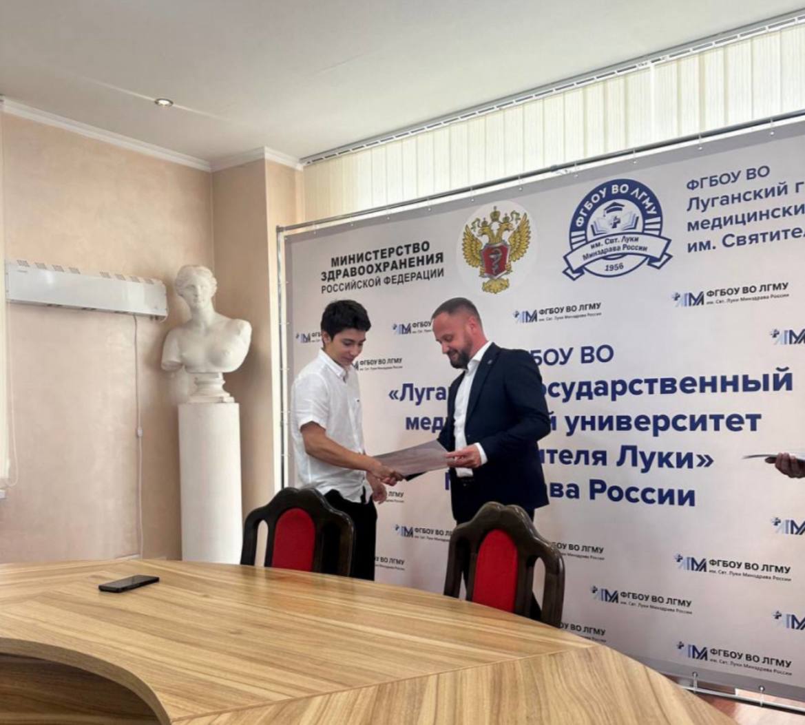 В Луганском медуниверситете вручили сертификаты участникам летней школы «Юный стоматолог»  С приветственным словом к выпускникам школы, их родителям и преподавателям обратился и.о. ректора Артём Левчин. Он выразил искреннюю благодарность педагогическому коллективу кафедры детской и терапевтической стоматологии за плодотворную работу с подрастающим поколением в период летних каникул, сообщили в Минздраве ЛНР.   «Летняя школа «Юный стоматолог» ставит перед собой важные задачи: раннюю профориентацию молодежи и формирование стойкого интереса к медицинским специальностям. В рамках школы ребята приняли участие в насыщенной программе, включающей интерактивные занятия, мастер-классы и познавательные экскурсии. Все это позволило им глубже погрузиться в атмосферу будущей профессии и узнать больше о тонкостях работы стоматолога», - отметил Артём Левчин.