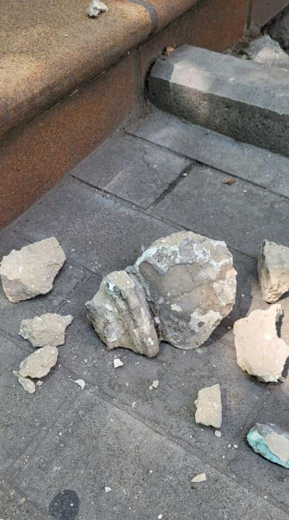 Прокуратура проверит обрушение лепнины на ул. Гоголя в Севастополе Прокуратура Ленинского района организовала проверку после сообщений о частичном обрушении лепнины на балконе дома № 10 по улице Гоголя. По информации СМИ, 2 июня с фасада дома отвалились элементы декора и упали на тротуар. К счастью, обошлось без пострадавших. Дом — объект культурного наследия регионального значения, капремонт запланирован только на 2029 год. Проверяется, как управляющая организация исполняет обязанности по содержанию здания и обеспечению безопасности. Если найдут нарушения — будут приняты меры прокурорского реагирования. Читайте Севкор