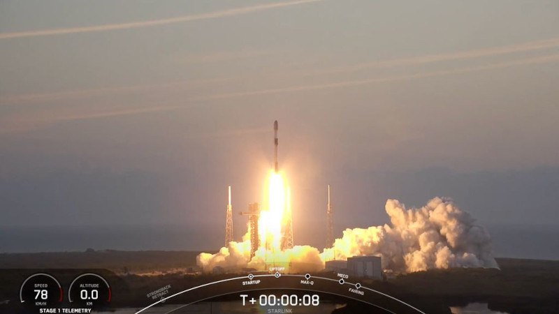 SpaceX установила рекорд запусков!  Компания SpaceX совершила три успешных миссии за всего 13 часов. В первой миссии, Crew-10, на борту корабля Crew Dragon стартовали четыре астронавта к Международной космической станции  МКС  Crew-10.   Следом, с базы Ванденберг, был запущен 74 спутника в рамках Transporter-13, ознаменованный 400-й посадкой первой ступени Falcon 9.  Третий запуск добавил к орбите 23 спутника Starlink, среди которых 13 с технологией Direct-to-Cell, способствующей обеспечению интернет-сигналом в удаленных местах.  Таким образом, за 2025 год SpaceX уже выполнила 31 запуск, продолжая своё лидирующее положение в индустрии.    Дата: 16.03.2025    Источник: 3DNews