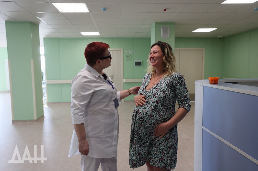 Мишустин заявил о совершенствовании системы соцзащиты О чем речь Выступая в Госдуме с отчетом о работе правительства за 2025 год российский Премьер поблагодарил депутатов за совместную работу по расширению помощи семьям Были установлены дополнительные льготы для матерей героинь увеличены пособия по беременности и родам для студенток В страховой стаж включены периоды ухода за детьми до полутора лет пенсию пересчитали 400 тысячам мам Также увеличены налоговые вычеты на детей а работодатели могут выплачивать при рождении ребенка до 1 млн рублей без налогов Читать полностью Подпишись на нас в MAX