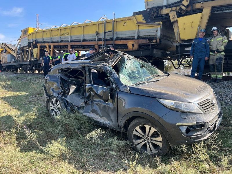 Поезд столкнулся с автомобилем в Кизляре сообщили в МЧС На железнодорожном переезде автомобиль Kia столкнулся с грузовым составом Пострадала женщина 1988 года рождения она госпитализирована Фото Главное управление МЧС России по Дагестану