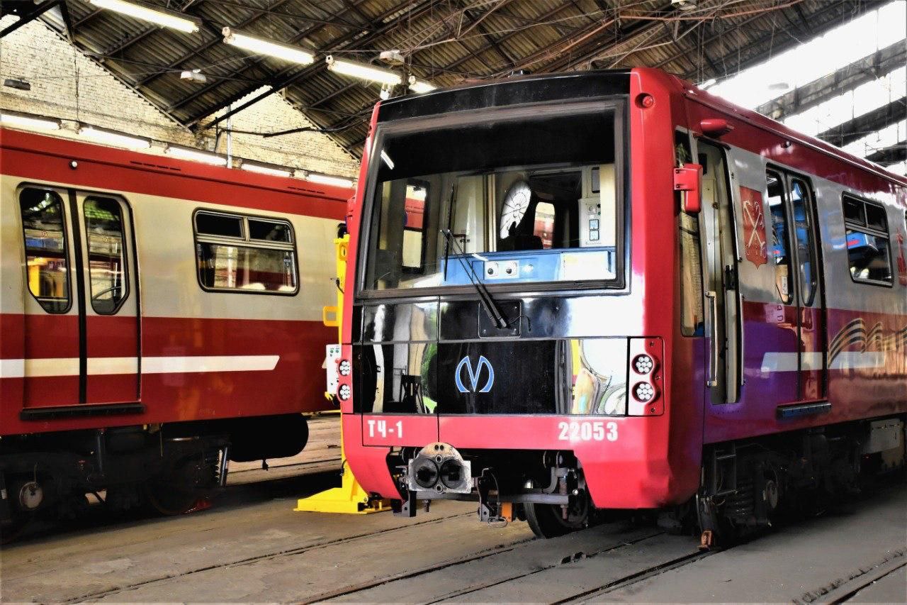 ОЭВРЗ проведет текущий ремонт 16 вагонов метро Санкт-Петербурга   Октябрьский электровагоноремонтный завод  ОЭВРЗ  приступил к выполнению текущего ремонта в объеме ТР-3 16 вагонов метрополитена моделей 81-722.1, 81-723.1 и 81-724.1  серия «Юбилейный»  по заказу ГУП «Петербургский метрополитена». Об этом сообщила пресс-служба предприятия.   Работы будут завершены в марте 2026 года. Целью работ является восстановление технических характеристик подвижного состава и продление срока его эксплуатации.  В объем ТР-3 входит комплекс операций: от демонтажа и дефектации до восстановления агрегатов, замены оборудования и проведения испытаний, включающие проверку тормозной и пневматической систем, а также работу электрооборудования. Работы включают в себя расцепку и сцепку вагонов, транспортировку составов, выкатку и подкатку тележек, обновление систем управления, пневматического и тормозного оборудования, а также модернизацию интерьера кабины машиниста и салона.  Поезда серии «Юбилейный» производились на ОЭВРЗ и Метровагонмаше в 2014-2021 годы. Всего выпущено 69 электропоездов для Петербургского метрополитена.   Фото: ОЭВРЗ