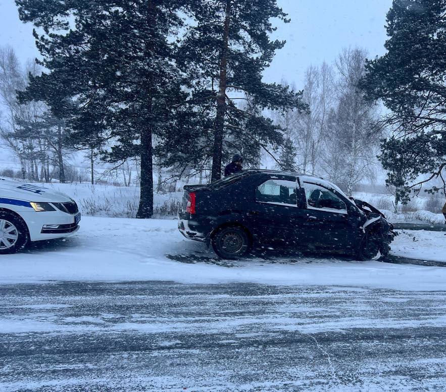 Двое детей попали в больницу после ДТП перевертыша в Прибайкалье Авария случилась в районе села Мостовка Водитель Тойоты не справился с управлением и вылетел на встречку а затем врезался в Рено В салоне было двое детей 6 и 12 лет Они и оба водителя попали в больницу после ДТП Авария на контроле у прокуратуры infpolru