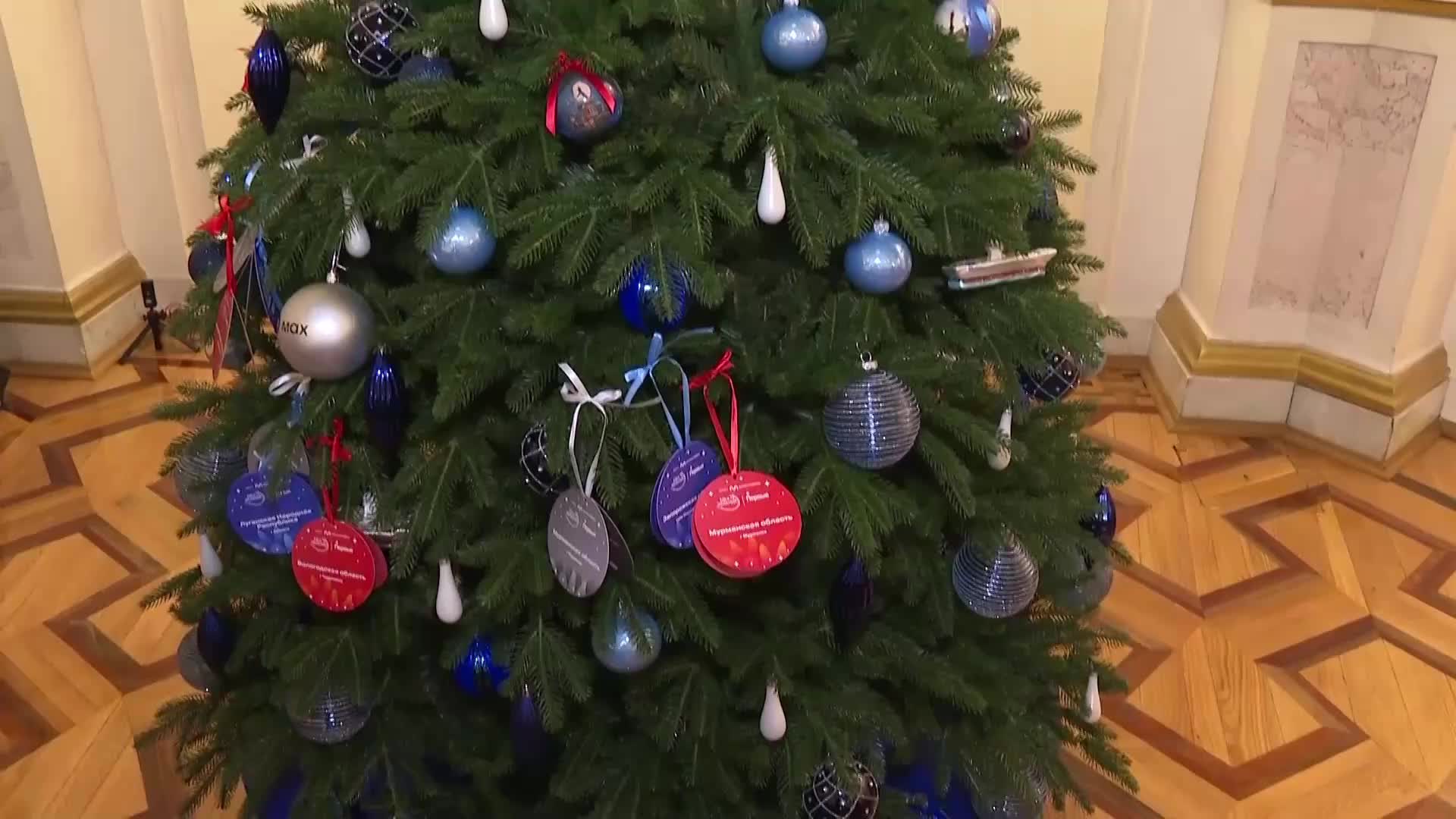 В Кремле сняли открытки с мечтами детей из Петербурга и Мариуполя в рамках акции 'Дерево желаний'