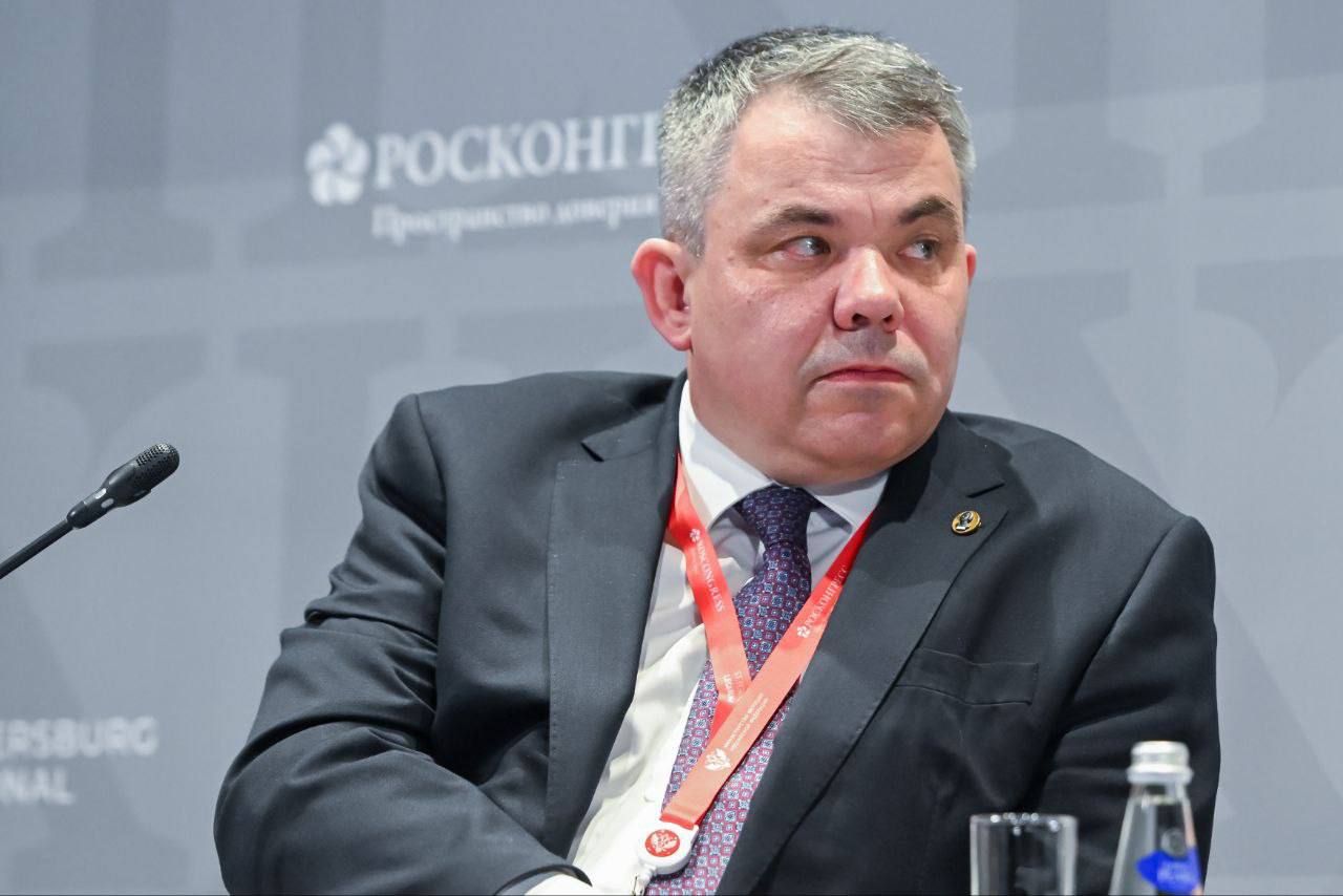 Шаги к эффективному развитию генетических технологий в России обсудили на ПМЮФ-2025 В рамках XIII Петербургского международного юридического форума состоялась сессия «Право и биотехнологии: синергия в условиях развития биоэкономики», организованная Научно-образовательным центром правового обеспечения биоэкономики и генетических технологий Университета имени О.Е. Кутафина МГЮА . С основным докладом на ней выступил замглавы Минобрнауки России Дмитрий Пышный. Заместитель Министра подвел итоги реализации отдельных направлений Федеральной научно-технической программы развития генетических технологий на 2019-2030 гг., включая конкурсный отбор организаций для создания новых центров геномных исследований мирового уровня. Он рассказал о подготовке изменений в программу, направленных на уточнение механизма реализации, функциональных обязанностей участников и целевых показателей. «Предложенные Минобрнауки России изменения направлены на дополнение программы новыми практическими результатами и приведение ее в соответствие с действующими нормативными правовыми актами и решениями», — подчеркнул Дмитрий Пышный. Замглавы Минобрнауки России отметил значительный прогресс в совершенствовании нормативной правовой базы в сфере генетических технологий, включая внесение изменений в ряд федеральных законов и принятие нового Федерального закона «О биоресурсных центрах и биологических биоресурсных коллекциях». Дмитрий Пышный также сообщил о формировании условий для комплексного пересмотра Федерального закона «О государственном регулировании в области генно-инженерной деятельности» и разработке концепции и проекта нового федерального закона «О генетических технологиях в Российской Федерации».