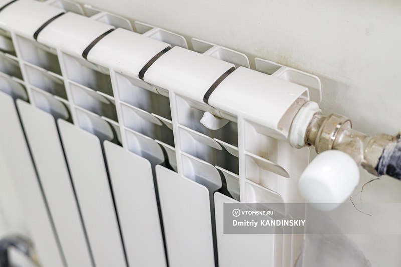 Отопление пропадет на Каштаке 4 декабря из за дефекта на сетях Специалисты СП Тепловые сети во время планового осмотра обнаружили дефект оборудования на тепломагистрали 6К В настоящее время ситуация не влияет на теплоснабжение потребителей но для исключения риска повреждения в мороз специалисты решили устранить неисправность заранее Ремонт запланирован на четверг 4 декабря Завтра на улице будет около 1 С что минимизирует остывание домов заявили в ТомскРТС Отключение тепла затронет 84 многоквартирных дома и 16 социальных объектов на Каштаке Также возможно кратковременное снижение параметров отопления в зданиях подключенных к смежным участкам теплосетей Адреса в ТомскРТС не назвали Работы начнутся в 09 00 в районе дома 42 на улице Ференца Мюнниха томск новоститомска Прислать новость Подписывайся на vtomske ru