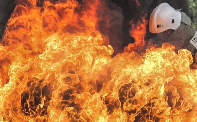 Мужчина пострадал при пожаре на овощебазе  Ему потребовалась помощь медиков  Причину пожара в одном из строений овощебазы на улице Школьной в селе Коряки Елизовского района выясняют инспекторы Госпожнадзора МЧС России. Сообщение о возгорании в деревянном одноэтажном, обшитом железом балке поступило на пульт диспетчера пожарно-спасательной службы в полночь 1 июля. Боевой расчёт местной пожарной части КГКУ «ЦОД», а также дежурная смена Камчатского спасательного центра МЧС России прибыли на место через несколько минут. Балок к тому времени был охвачен пламенем полностью. Отбить его от огня пожарным не удалось.  На улице, неподалёку от места происшествия огнеборцы обнаружили 59-летнего мужчину с ожогами. Его доставили в Елизовскую районную больницу.