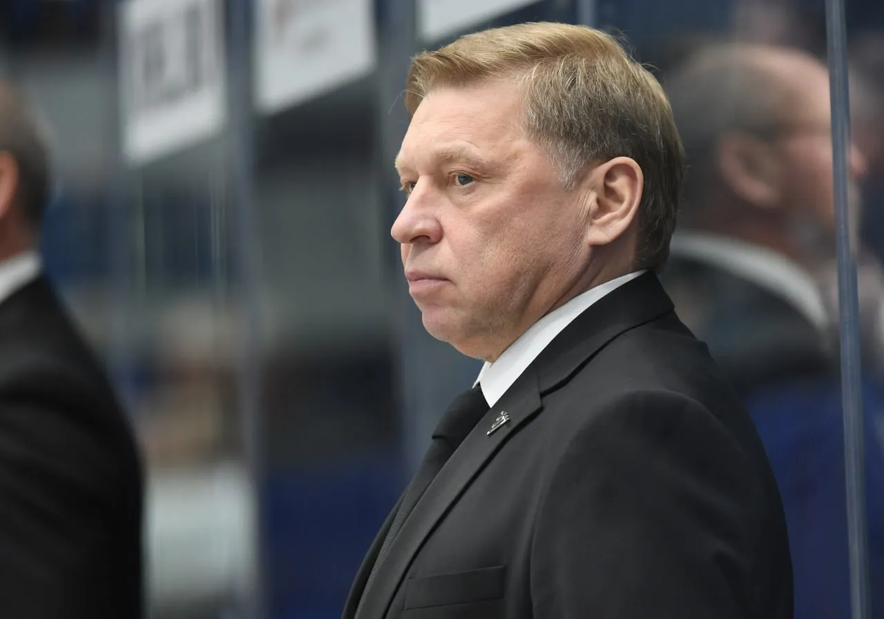 Евгений Корешков покинул пост главного тренера Трактора Специалист вошёл в тренерский штаб 21 ноября 2025 года 16 декабря он возглавил команду Под его руководством челябинцы заняли шестое место в Восточной конференции по итогам регулярки В первом раунде розыгрыша Кубка Гагарина Трактор уступил Ак Барсу 1 4 news matchtv Наш канал в MAX КХЛ Соколов Григорий