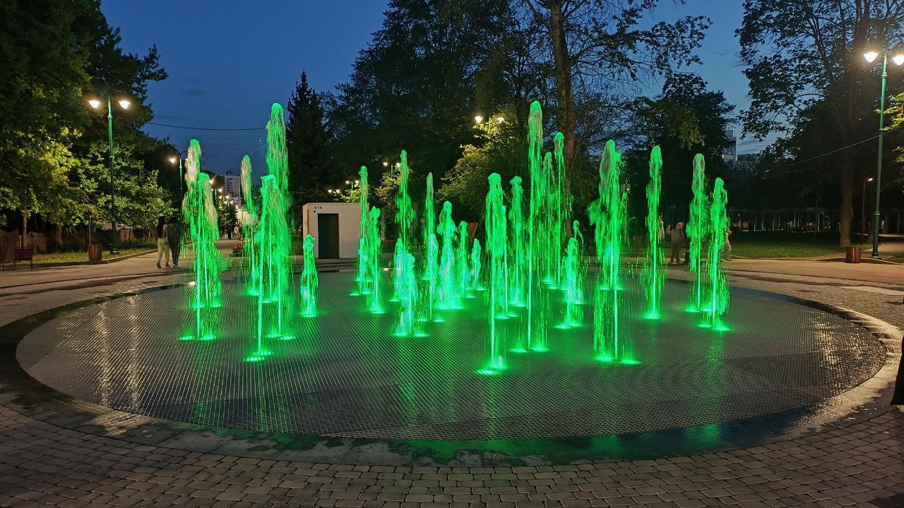 В парке Ленина вновь заработал контактный фонтан! Остальные фонтаны города коммунальщики также подготовили к теплому сезону.