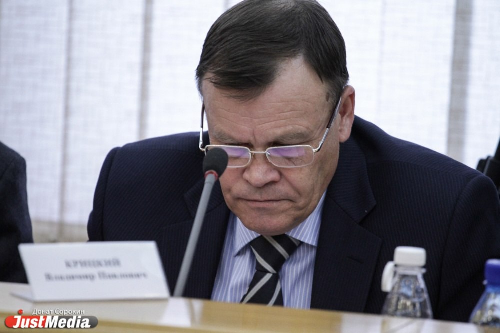 Продолжать строительство метро в Екатеринбурге необходимо по комбинированной схеме совместив в одной ветке вторую и третью проектируемые линии Об этом в эфире 4 канала заявил депутат Екатеринбургской городской думы гендиректор компании ЛСР Недвижимость Урал Владимир Крицкий По словам депутата строить метро нужно на ЖБИ как и планировалось ранее а также в Академическом районе в котором сейчас проживает огромное количество жителей при этом отсутствуют рабочие места Пересадочную станцию Крицкий предложил сделать в районе театра оперы и балета или на улице Восточной Стоит отметить что компания ЛСР ведет активную застройку района ЖБИ Мы обречены на то чтобы переходить на строительство метро Да с 2010 года ни одной новой станции не появилось но приходит время Сегодня две самые больные темы в метрополитене это Академический там количество населения уже очень большое тем более там нет мест для приложения труда Но мы не должны забывать про старые районы вторая линия метро это ВИЗ ЖБИ без нее не обойтись заявил Крицкий justmediaru