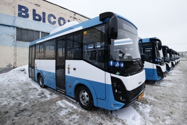 У государственного автотранспортного предприятия ПАТП-1 возникли разногласия с лизинговой компанией ООО «Техтранслизинг» по графику платежей за городские автобусы, поставленные в 2022 году по договору лизинга  Чтобы ПАТП-1 ускорилось с платежами, вчера представители лизинговой компании опломбировали 50 автобусов — был задержан их выход в рейсы. В вечерний час-пик вышло 30 единиц. Сегодня утром — столько же.  Областной Минтранс жёстко отреагировал на это — решением совета директоров Иван Павлов был освобождён от занимаемой должности директора ПАТП-1.  К исполнению обязанностей руководителя автотранспортного предприятия приступает Юрий Чибисов, директор департамента транспорта Министерства транспорта Ульяновской области.  Региональное правительство также утрясло вопрос с лизинговой компанией — арест с 50 СИМАЗов снят.  Вчера ульяновцам обещали транспортный коллапс, но его удалось избежать  Подписывайтесь: 73online Присылайте новости