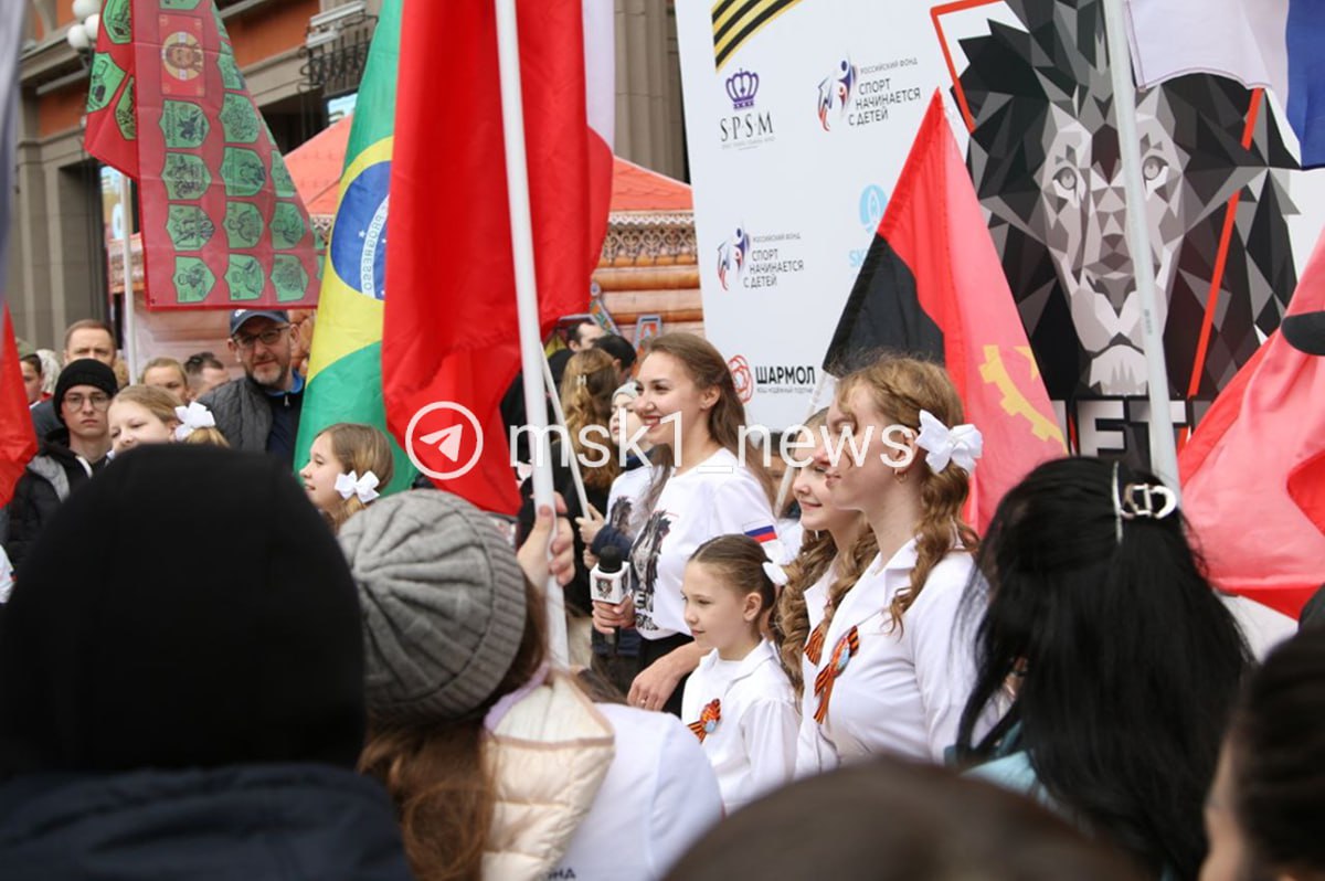 На Новом Арбате также идет трансляция виртуального Бессмертного полка. Слайд-шоу из фотографии героев войны можно увидеть на огромном экране. В это же время, на Старом Арбате находится экспозиция, посвященная Дню Победы, а именно, письма военных домой. Здесь же любой желающий может сфотографироваться с Владимиром Путиным и главой КНР Си Цзиньпином, правда, только с их картонными версиями. Прислать новость