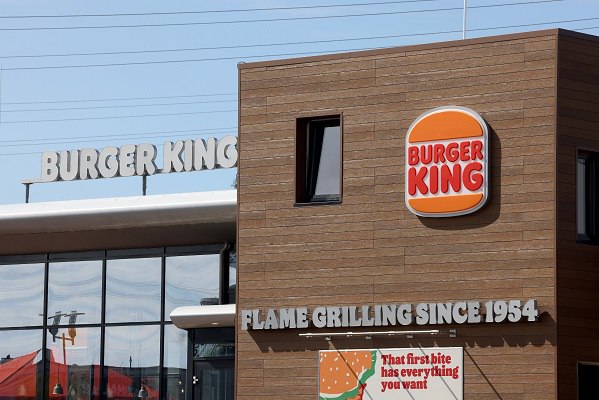 В российской фастфуд-сети Burger King впервые за 15 лет сменился гендиректор  На место Дмитрия Медового пришёл Сергей Козлов, который ранее работал в структурах компании. В 2021-2022 годах менеджер, по данным базы СПАРК, владел и управлял ООО «Бургер Тех». С марта 2022-го по апрель 2024 года он был генеральным директором «Бургер Рус Поволжье». Сейчас Козлов выступает учредителем и гендиректором компании «Новый путь». Она считается правообладателем товарных знаков «Бургер Дом», БК, «Огонь и бургеры» и «Вот так бургер!».  Как пишет «Коммерсантъ», смена менеджмента может быть следствием изменения стратегии компании. Издание отмечает, что Burger King, вероятно, решил сфокусироваться на развитии новых направлений бизнеса.    Подпишись на «Говорит Москва»