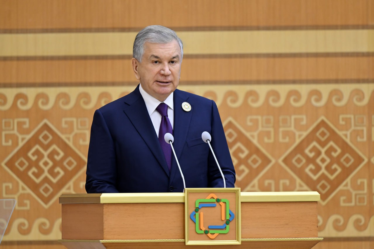 Шавкат Мирзиёев предложил разработать Глобальное соглашение о транзитных гарантиях для стран, не имеющих выхода к морю.  Документ под эгидой ООН призван обеспечить условия справедливого доступа к портам, снизить риски грузоперевозок и сократить неравенство в глобальной логистике.  Другие инициативы главы Узбекистана:   создать под эгидой ООН Фонд содействия логистической интеграции стран, не имеющих выхода к морю;  разработать Глобальный индекс уязвимости таких стран для определения ограниченности возможностей в сфере транзита и эффективного распределения ресурсов;  ускорить реализацию проекта железной дороги Узбекистан - Афганистан - Пакистан и связать ее с жд магистралью Китай - Кыргызстан - Узбекистан.