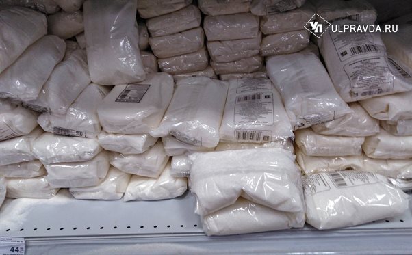 В Ульяновской области отмечают самые низкие цены на сахар и муку Ульяновская область демонстрирует впечатляющие результаты по доступности продуктов питания отмечают в пресс службе регионального министерства АПК и развития сельских территорий Мониторинг цен показал что по 39 из 43 отслеживаемых Росстатом продуктов Ульяновская область входят в топ 25 регионов страны При этом в Ульяновской области самые низкие среди субъектов России цены на следующие продукты 1 е место минимальная цена 1 Сахар песок мука пшеничная уже вторую неделю на первом месте 3 Подсолнечное масло 4 Пищевая соль 5 Колбаса полукопчёная и варёно копчёная капуста белокочанная свежая 6 Консервы фруктово ягодные для детского питания 7 Куриные яйца 8 Мясные консервы для детского питания 9 Охлаждённые и мороженые куры сосиски и сардельки морковь Доступность продуктов важный показатель благополучия региона