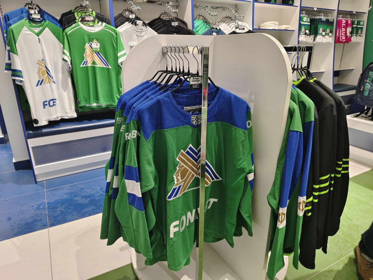 Бывшей бухгалтерше Салавата Юлаева смягчили наказание Светлана утащила из кассы клуба пять миллионов рублей и успела развести коллег и знакомых на инвестициях ещё на семь миллионов вернула только часть Суд смягчил ей приговор вместо 4 5 лет 4 года а штраф снизили с 450 тысяч до 170 тысяч Причина У неё есть 19 летний сын студент колледжа который зависит от мамы Mkset Читайте нас в MAX