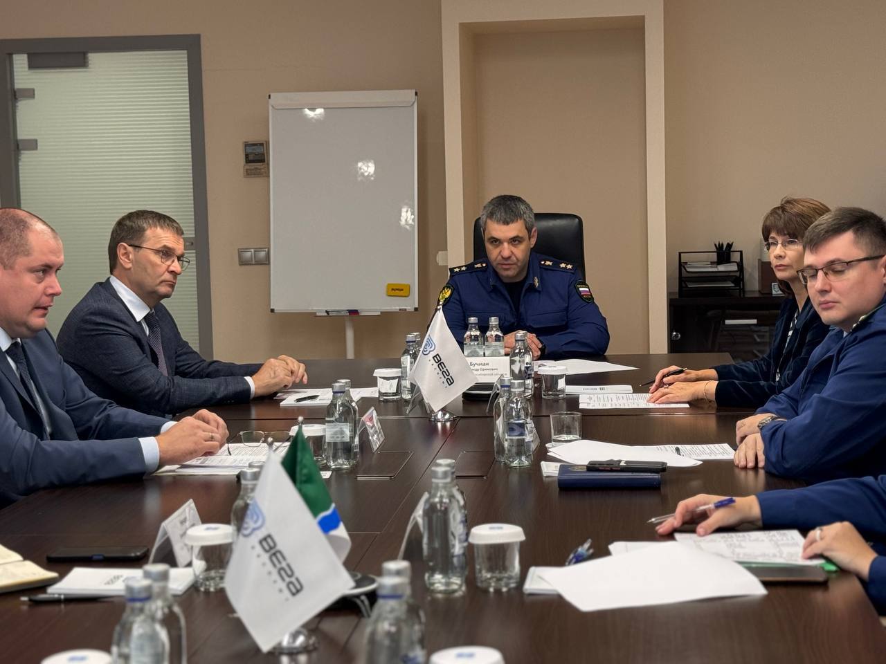 Прокурор области Александр Бучман провел встречу с представителями бизнес сообщества на базе ООО «Вега-Абсолют»  В мероприятии приняли участие руководитель аппарата Уполномоченного по защите прав предпринимателей НСО, представители мэрии города Новосибирска, органов местного самоуправления Ленинского района г. Новосибирска, Кочковского, Татарского, Черепановского районов.  В ходе встречи от предпринимателей поступили вопросы в сферах  использования товарных знаков, безопасности дорожного движения, землепользования, размещения нестационарных торговых объектов, а также нарушения прав субъектов предпринимательской деятельности публичными заказчиками в части несвоевременной оплаты исполненных обязательств по муниципальным контрактам.   По всем поставленным в ходе рабочей встречи вопросам прокурор области и представители органов власти дали предпринимателям разъяснения, от хозяйствующих субьектов приняты обращения.   Прокурор области дал поручение незамедлительно разобраться и, при наличии оснований, принять меры прокурорского реагирования.