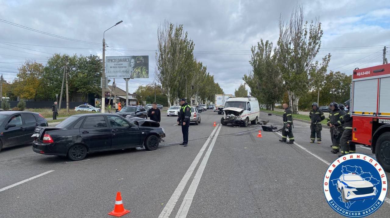 В Мелитополе произошло ДТП с участием трех автомобилей, в результате которого пострадали двое детей  По предварительным данным, водитель автомобиля Лада 211440, не выдержав безопасный боковой интервал, столкнулся с автомобилем ГАЗ 2705. Водитель ГАЗа потерял управление и выехал на встречную полосу, где столкнулся с автомобилем ЛАДА 217010.   В результате ДТП годовалый пассажир автомобиля ЛАДА 217010 получил незначительные травмы, а пассажир ГАЗа и 9-летний пассажир ЛАДА 217010 получили травмы различной степени тяжести. Дети были госпитализированы.   Госавтоинспекция проводит проверку по факту ДТП.  Чат РИА Мелитополь, Оповещения РИА МЛТ,