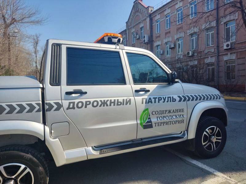 Аппаратно-программный комплекс паркон продолжает работать на улицах Владивостока, фиксируя неправильную парковку и остановку транспорта, а также превышение скорости. В сравнении с мартом количество нарушений увеличилось на 14 %. Аварийно-опасным участком краевого центра является объездная трасса Седанка – Патрокл, где максимальная разрешенная скорость – 70 км/ч. Здесь за месяц парконы зафиксировали 799 нарушений превышения скоростного режима. Также автомобили фотовидеофиксации выявили 3677 нарушений неправильной остановки транспорта и 196 нарушений остановки во втором ряду. Из них 3318 водителей получили штраф от ГАИ. Кроме того, мобильный комплекс зафиксировал такие нарушения, как «Не включенные фары» и «Не пристегнутый ремень безопасности». Таких нарушений оказалось 437.