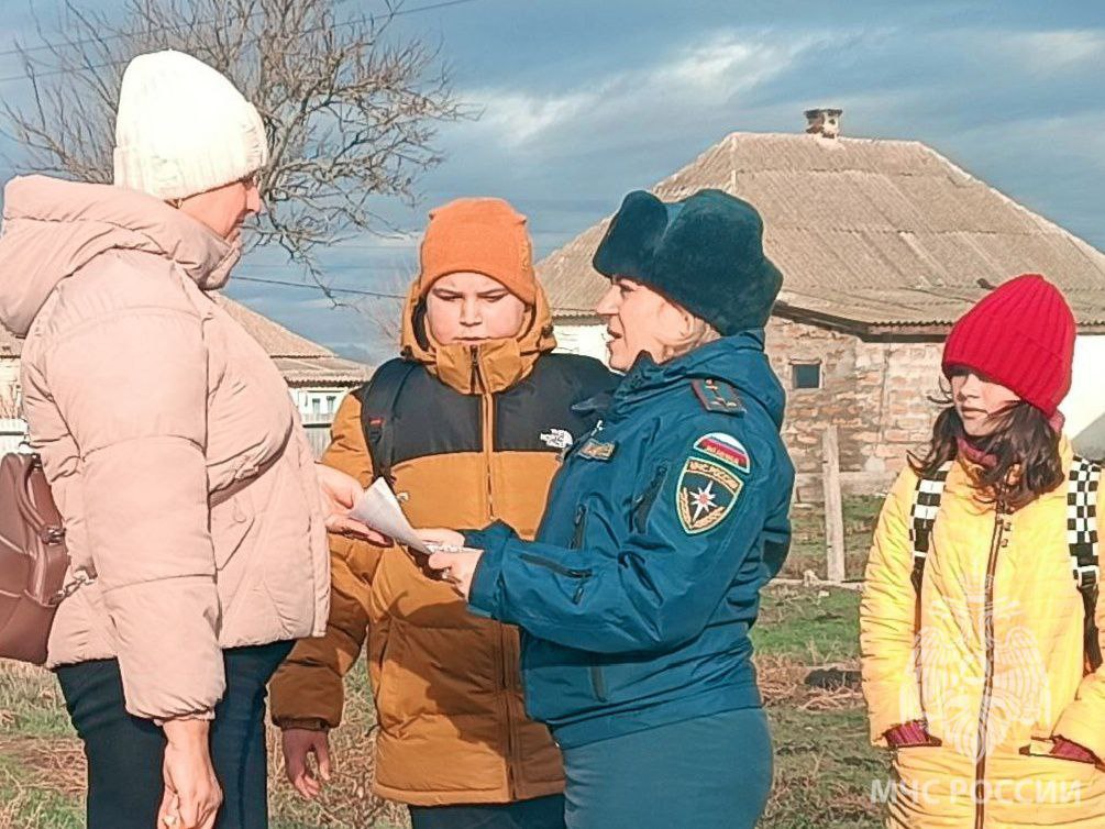 Сотрудники МЧС Херсонской области провели профилактические беседы о пожарной безопасности  Жители села Алексеевка получили практические рекомендации по соблюдению мер предосторожности, узнали, что делать в случае возникновения пожара и запомнили номер экстренных служб.  "Обнаружить задымление на ранней стадии семьям поможет простой прибор — автономный пожарный извещатель", — отметили в ГУ МЧС России по Херсонской области.    ПОДПИСАТЬСЯ НА ТАВРИЮ