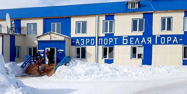 Затраты на капитальный ремонт аэропортов Якутии до 2031 года превысят 15 млрд рублей Затраты на капитальный ремонт аэропортов Якутии до 2031 года превысят 15 млрд руб Еще примерно такая же сумма понадобится по проектам реконструкции воздушных гаваней республики заявила замглавы республиканского министерства транспорта и дорожного хозяйства Ольга Рафаилова б этом пишет РЖД Партнер В период по 2030 год предстоит капитально отремонтировать 18 аэропортов Речь идет о ремонте взлетно посадочных полос в Ленске Усть Куйге Хандыге постройке служебно пассажирских зданий в Среднеколымске Усть Куйге замене светосигнального оборудования в Ленске Хандыге Оленьке Белой Горе и Саккырыре и т д Кроме того в федеральный проект Развитие опорной сети аэродромов включена реконструкция аэропортов Нюрба и Полярный 2 очередь а также строительство аэропорта Зырянка Объем финансирования составляет 16 8 млрд руб aviaru net n295746 Оставайся в информационном потоке подпишись на наш канал в MAX
