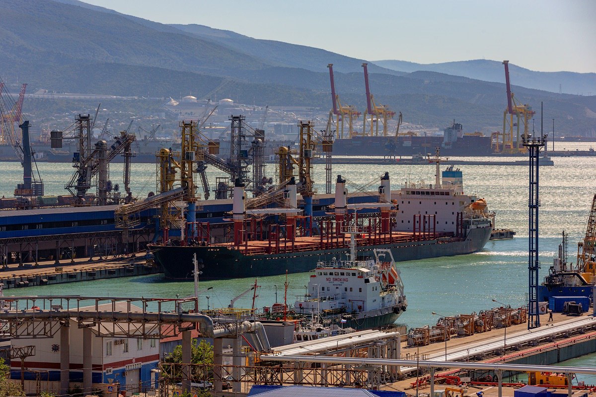 Новороссийский зерновой терминал НЗТ перевалил на экспорт почти 5 5 млн тонн зерна в 2025 году Это на 1 77 млн тонн меньше чем годом ранее Снижение объемов обусловлено сокращением экспортной квоты в первом полугодии 2025 года до 10 6 млн тонн В 2025 году НЗТ расширил перечень обрабатываемых грузов в частности в два раза выросли объемы перевалки мелассы до 98 тыс тонн и жирных кислот до 14 тыс тонн Подробнее Подписывайтесь на нас в Telegram в MAX Оставляйте бусты