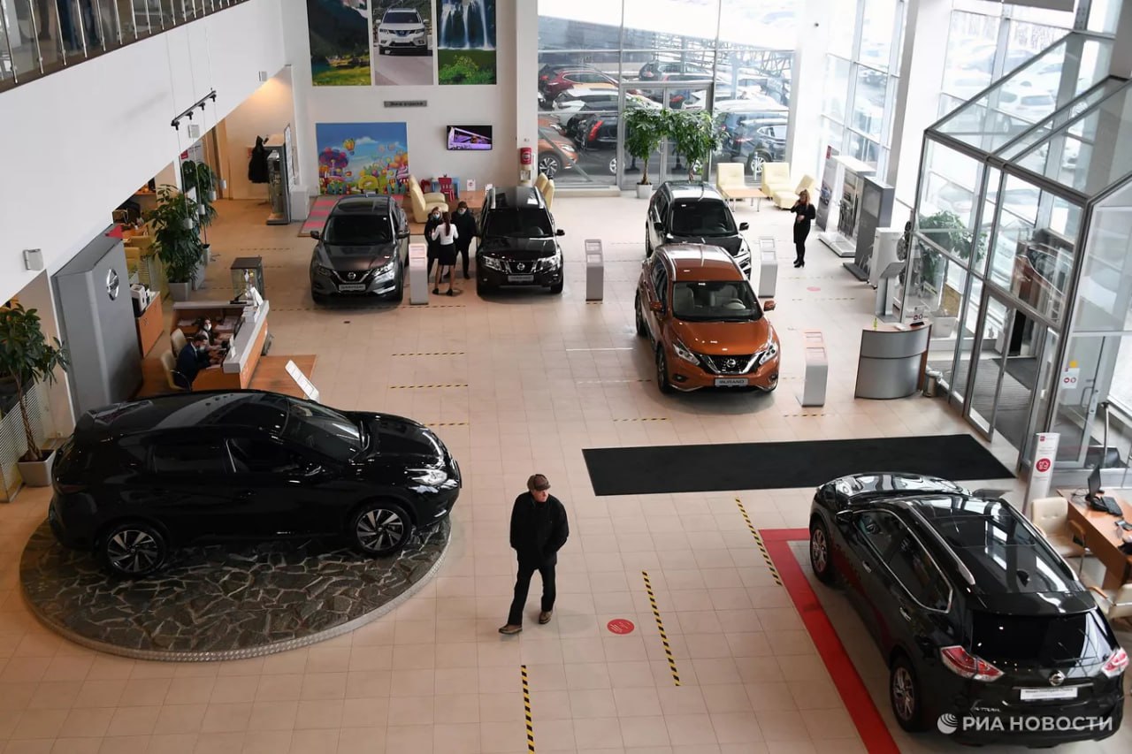 Продажи новых автомобилей отечественного производства в России в июле выросли на 8% в годовом выражении, до 74,8 тыс штук, сообщает Минпромторг.  При этом продажи новых импортных машин просели сразу на треть.     : экономика / Все наши каналы
