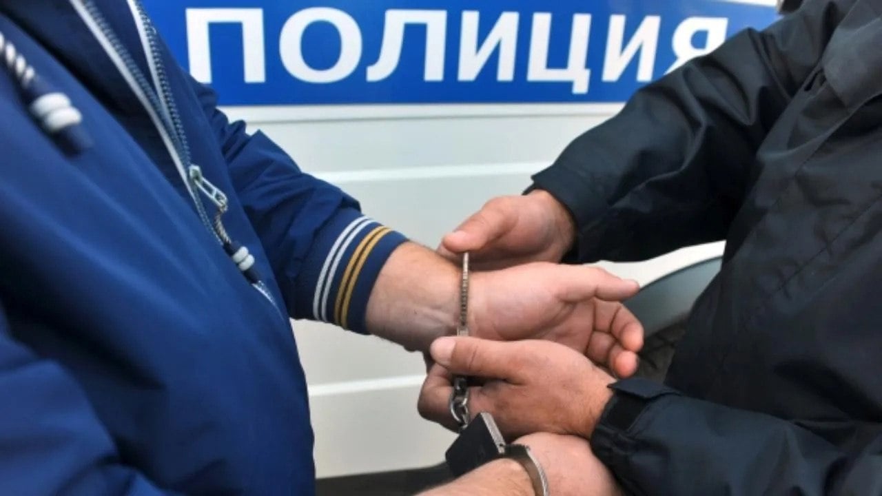 В Анапе неоднократно судимый приезжий попался на краже телефона В Отдел МВД с заявлением о краже дорогостоящего смартфона обратилась анапчанка. Она пояснила что, работает в сетевом магазине и в какой-то момент оставила без присмотра телефон на кассе, а когда вернулась его уже не оказалось на месте. Сумма ущерба составила 117,9 тыс рублей. Сотрудники уголовного розыска в ходе оперативно-розыскных мероприятий установили местонахождение подозреваемого и задержали на одной из улиц города. Им оказался ранее неоднократно судимый 37-летний житель Воронежа. При нём обнаружили похищенный телефон, который вернули владельцу. -Возбуждено уголовное дело по части 2 статьи 158 УК РФ «Кража». Санкции статьи предусматривают наказание в виде лишения свободы на срок до 5 лет,-сообщили в полиции Анапы. Фигуранта заключили под стражу.