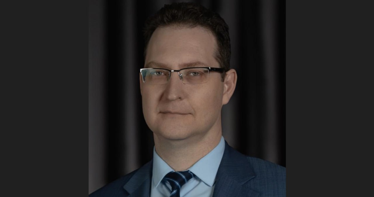 Назначен новый исполняющий обязанности ректора РостГМУ Доктор медицинских наук и заведующий кафедрой медицинского права Михаил Шишов стал новым исполняющим обязанности ректора Ростовского государственного медицинского университета РостГМУ Информация о назначении появилась на сайте вуза Шишов выпускник этого же вуза где окончил обучение с отличием по специальности лечебное дело и прошёл ординатуру по хирургии Он имеет опыт работы в территориальном управлении Росздравнадзора где замещал должности от специалиста эксперта до заместителя руководителя В РостГМУ Михаил Шишов вернулся позже возглавив кафедру медицинского права В 2017 году он защитил докторскую диссертацию а в начале 2025 года занял пост проректора по научной работе Фото взято с сайта РостГМУ новостиростова ростгму ростовнадону Подпишись на donnewsru