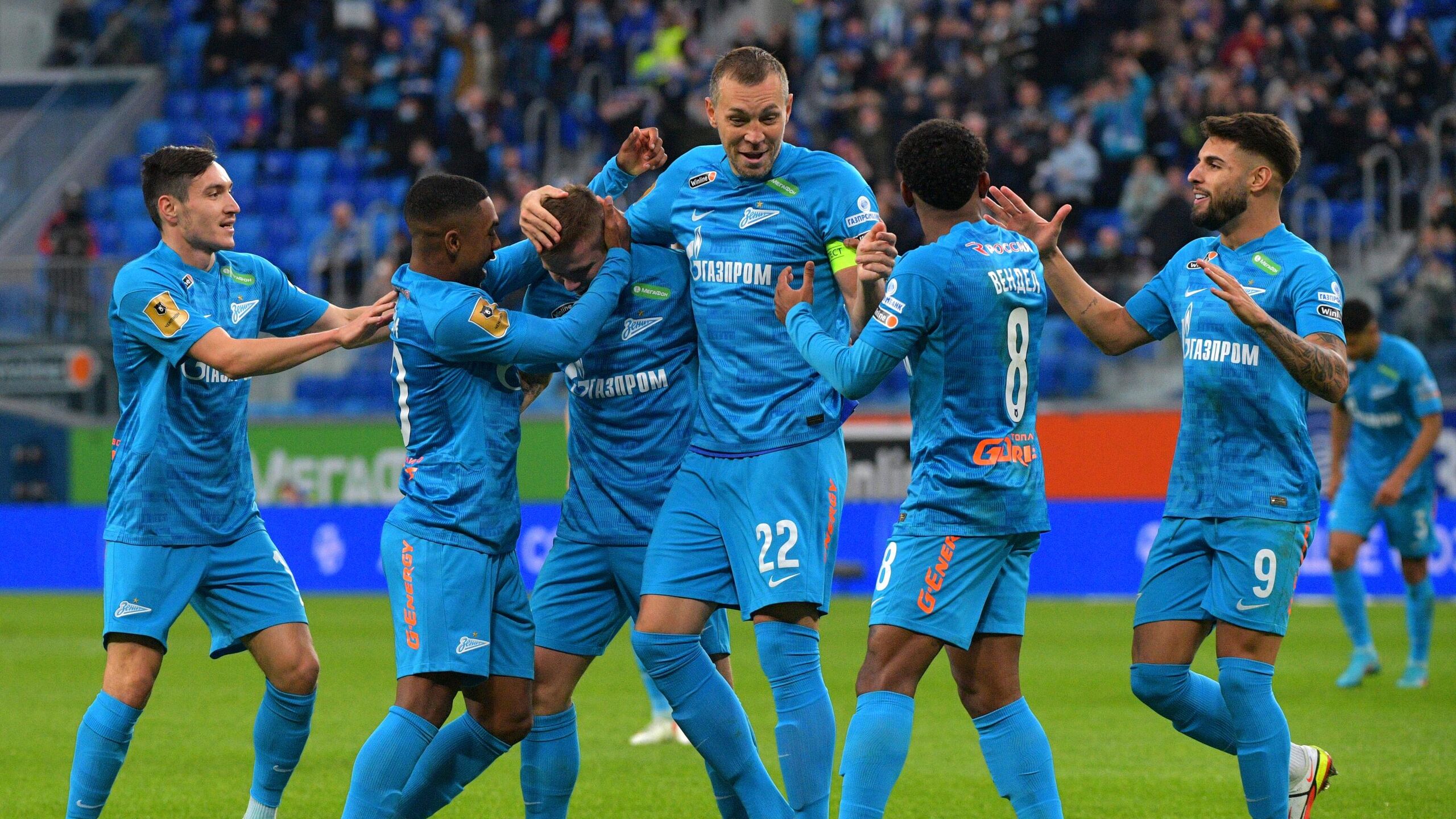 Футболисты петербургского Зенита обыграли Краснодар в товарищеском матче на сборах в Дубае Матч прошел в формате трех таймов два по 45 минут и один 30 минут Встреча завершилась победой сине бело голубых со счетом 1 0 Единственный мяч на 29 й минуте забил Максим Глушенков В составе Зенита дебютировал форвард Джон Дуран получивший желтую карточку на 6 й минуте встречи Колумбиец 9 февраля перешел в петербургский клуб из саудовского Аль Насра на правах аренды Краснодар 6 февраля разгромил Зенит со счетом 3 0 в рамках Зимнего кубка Российской премьер лиги РПЛ победителем которого стал московский ЦСКА Зенит после 18 туров занимает второе место в турнирной таблице Российской премьер лиги РПЛ набрав 39 очков Отставание от идущего первым Краснодара составляет одно очко