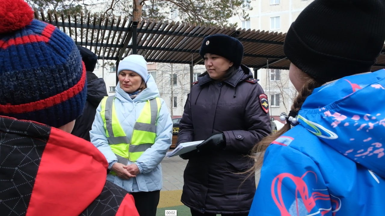  В Муравленко профилактический патруль провел разъяснительные беседы с юными участниками дорожного движения. В рамках мероприятия сотрудники Госавтоинспекции, представители комиссии по делам несовершеннолетних, подразделения по делам несовершеннолетних ОМВД России «Муравленко» и руководитель городского отряда ЮИД Валерия Шишкина напомнили детям о правилах безопасного использования средств индивидуальной мобильности СИМ . Особое внимание было уделено необходимости использования защитной экипировки, а также соблюдению максимальной внимательности и безопасной дистанции при управлении. Кроме того, юным участникам дорожного движения разъяснили правила движения на СИМ в различных зонах пешеходные дорожки, тротуары, проезжая часть , напомнили о недопустимости использования наушников, отвлекающих от дорожной обстановки, и об ответственности за нарушение Правил дорожного движения. #мвдроссии #полиция #гибддянао #гибдд #янао #муравленко