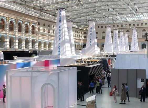 АРХ-МОСКВА 2025 Вчера в Москве открылась масштабная архитектурная выставка Арх-Москва 2025. Куратором в этом году стал художник Николай Полисский. Тема выставки — "Суть". "Сегодня подлинные устремления архитекторов скрыты под яркой обёрткой; их истинные возможности зажаты в тисках прагматики. Давайте ненадолго сбросим оковы и выйдем за рамки скучного благоразумия. Предъявим миру истинное лицо нашей архитектуры как есть, не раскрашивая в яркие цвета и не скрывая за дымовой завесой заумных текстов. Отбросив покровы рекламной упаковки, мы увидим настоящую суть нашей архитектуры, то новое, что каждый архитектор-творец может добавить к тому, что сделано до нас" — Николай Полисский. В рамках Ар-Москвы проводятся лекции, мастер-классы, воркшопы, инсталляции. Также на выставке представлены специальные проекты — рефлексия авторов на заявленную тему фестиваля. В прошлом году выставка была очень содержательной и философской. Надеемся в этом году на такой же уровень и обязательно поделимся своим впечатлением после ее завершения. Что: Арх-Москва 2025 Где: Москва, Гостиный двор Когда: 21-24 мая 2025 года Вход на выставку свободный #архиновости Кирпич хочет стать аркой
