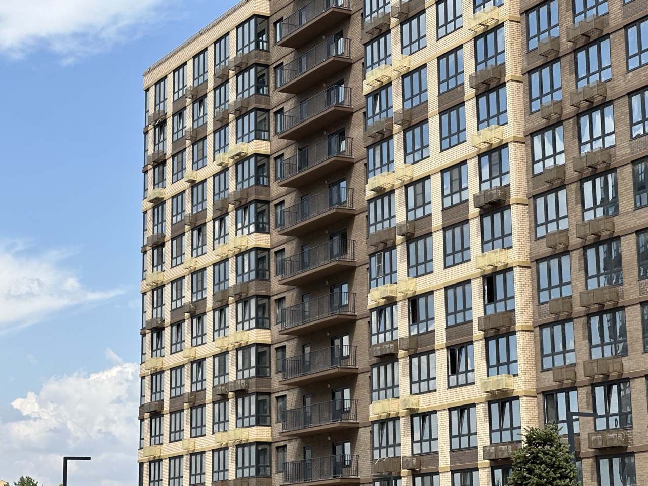 Объем непогашенной ипотеки на вторичном рынке жилья в Краснодарском крае вырос до 11 6 млрд руб за этот год увеличившись на 144 Кубань занимает 2 место по абсолютному приросту долга 6 84 млрд руб после Московской области В России общий объем проблемной ипотеки на вторичке вырос вдвое до 171 7 млрд руб Кубанские Новости Мы в MAX