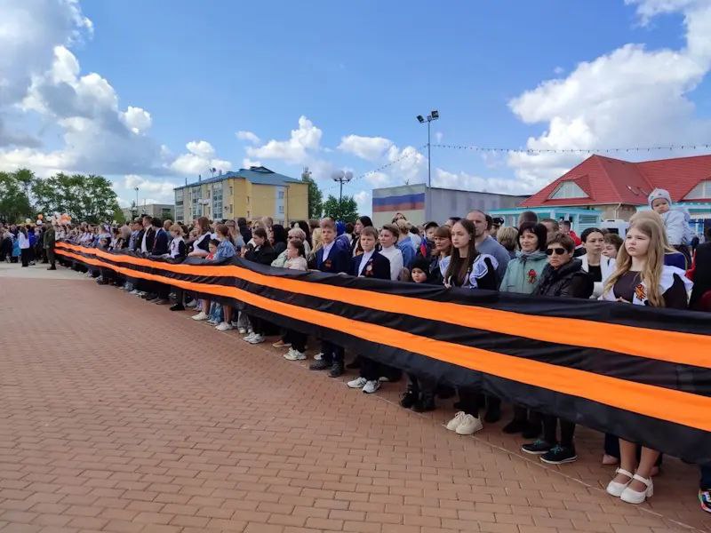 Огромную георгиевскую ленту растянули на площади Тысячелетия на улице Маяковского в Рузаевке. 9 мая здесь состоялся торжественный парад, посвященный 80-летию Победы. Все внимание в этот день, конечно, труженикам тыла, детям войны, блокадникам Ленинграда и всем, кто внес вклад в общее дело. С праздником всех участников парада поздравил глава Рузаевского района Александр Юткин.