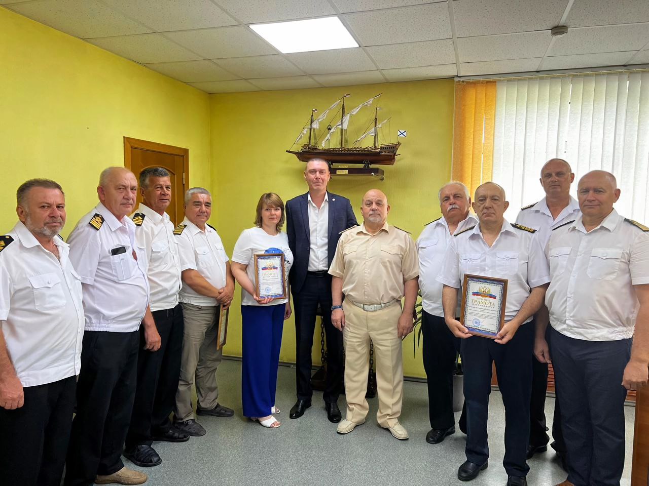 В преддверии профессионального праздника, Дня работников морского и речного флота, в Каспийском филиале Морспасслужбы прошла торжественная церемония награждения отличившихся сотрудников. Заслуженные награды были вручены лучшим специалистам, чья самоотверженная работа ежедневно вносит неоценимый вклад в обеспечение безопасности на водных просторах России.    Особого признания удостоился директор Каспийского филиала Сергей Сергеевич Шинкин, получивший Благодарность Министра транспорта Российской Федерации.    Почётными грамотами Морспасслужбы были награждены опытные и высококвалифицированные специалисты филиала – Евгений Белоусов, Герман Морозов и Олег Князькин. Грамоты Каспийского филиала получили Юрий Богданов, Елена Козлова, Александр Куценко, Нина Марфенкова и Владислав Мозёркин.    Все они получили заслуженные награды за безупречное исполнение профессиональных обязанностей и добросовестный труд.
