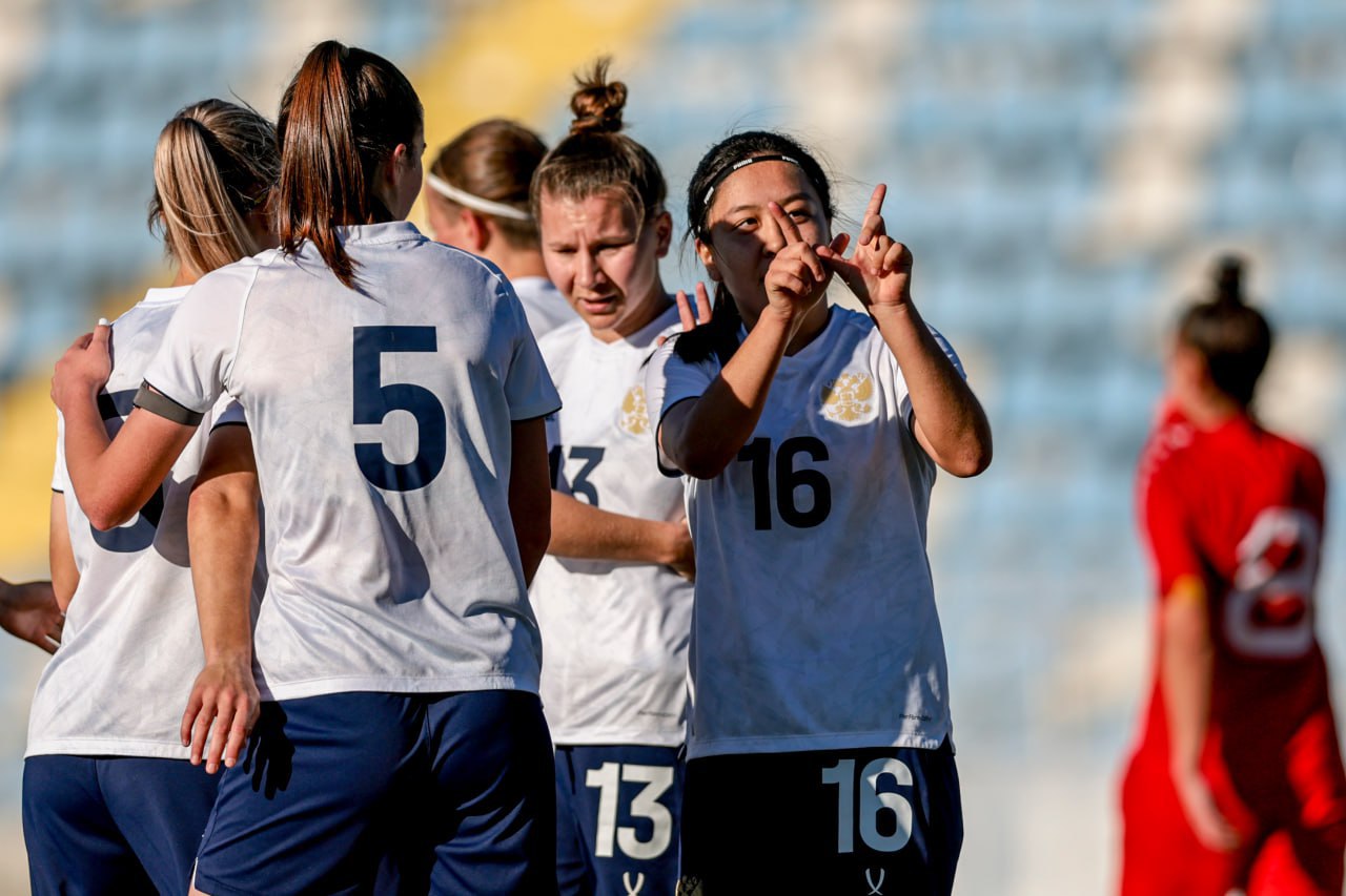 В РФС опровергли информацию о скором допуске сборной России к турнирам Информация о скором допуске женской сборной России по футболу к международным турнирам не соответствует действительности заявил ТАСС в кулуарах форума Россия спортивная держава генеральный секретарь РФС Максим Митрофанов Ранее 5 ноября телеграм канал Sport Baza сообщил что сборную России могут вернуть на международную арену в феврале 2026 года якобы ФИФА и УЕФА изучают вариант допуска женской национальной команды к отбору ЧМ 2026 Никаких изменений пока нет Нужно спросить у тех кто пишет Но вообще мы ведем работу с УЕФА и ФИФА конечно как и всегда сказал Митрофанов Российские сборные и клубы отстранили после начала военной операции на Украине в 2022 году С тех пор национальные команды проводят только товарищеские матчи телеграм канал женской сборной России Подписаться на РБК Спорт