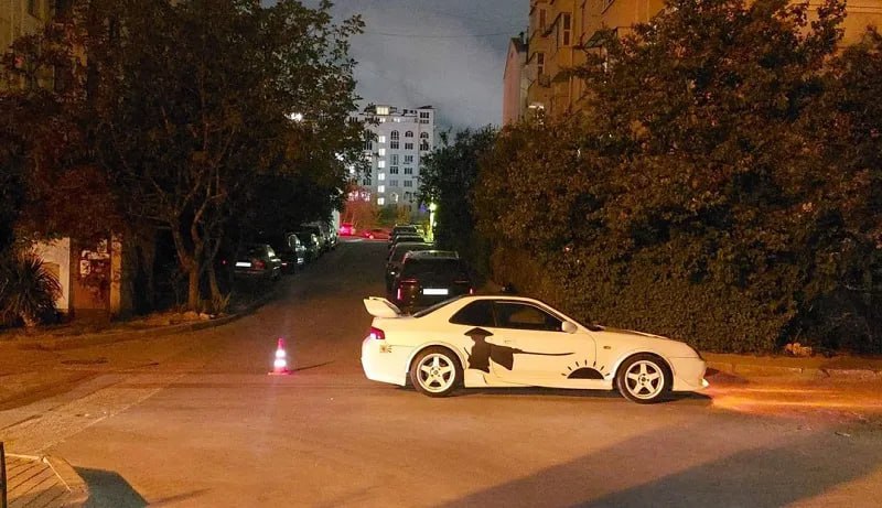 За сутки в Севастополе произошло два резонансных ДТП. Вчера вечером подросток на велосипеде попал под колёса Хонды, за рулём которой был трезвый водитель. Он не успел среагировать. Около полуночи напротив дома № 32 по ул. Терлецкого 27-летний водитель мотороллера «Scyba» врезался в забор. Был без шлема. Погиб до приезда «скорой». Берегите себя и других. Госавтоинспекция Севастополя ForPost