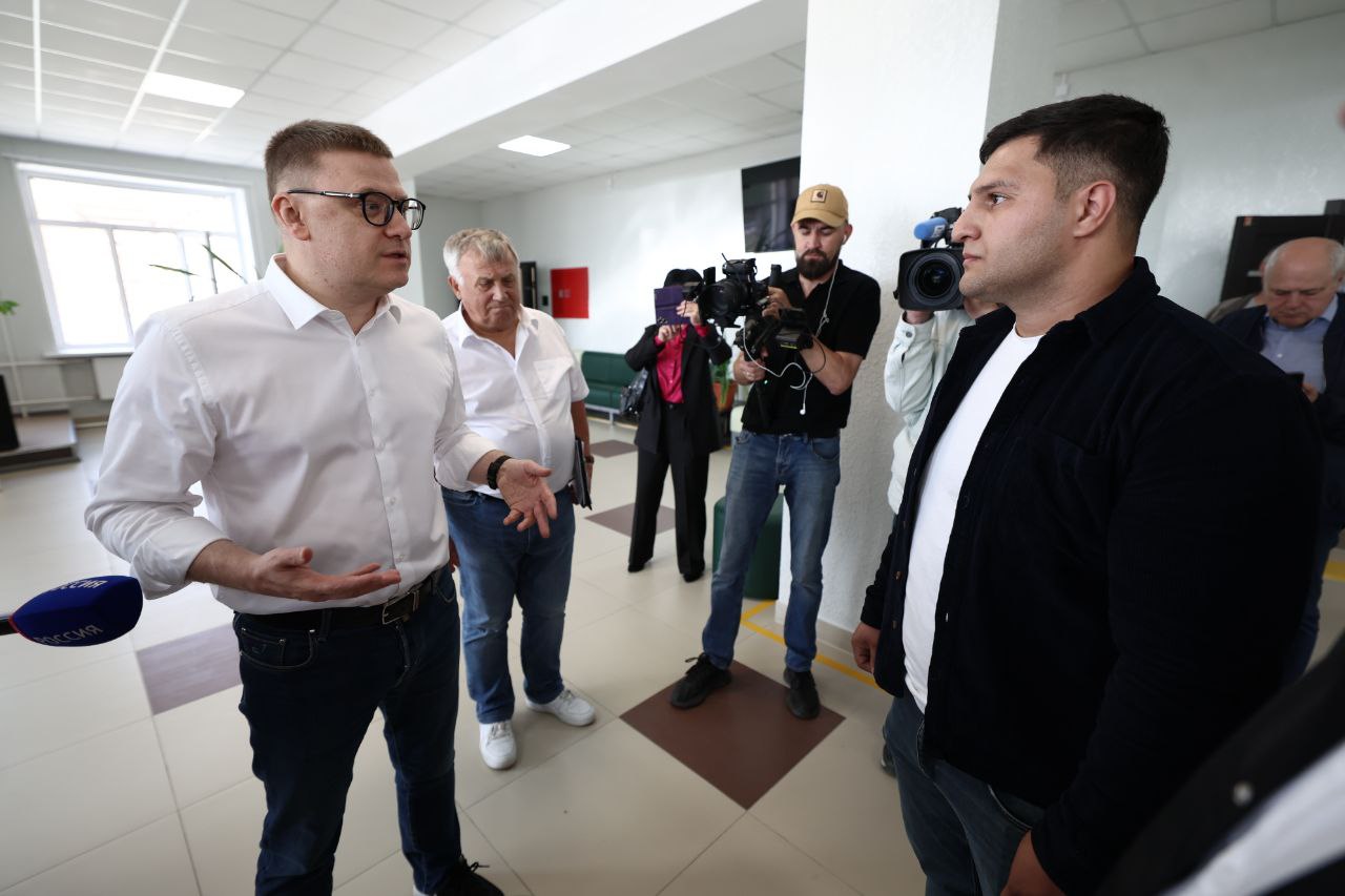 Как доложил подрядчик, запустить новый дом культуры планируют в октября, однако Алексей Текслер поручил ускорить этот процесс. Тем более, что объект уже фактически готов. Осталось лишь оформить все необходимые бумаги.  "Я, откровенно говоря, был уверен, что дом культуры уже готов, и слегка удивился. Давайте договоримся торжественно открыть объект в сентябре. Это традиционное время, когда оживает вся культурная жизнь, а дети идут в школу. Конец октября - это слишком долго. Необходимо ускориться", - поручил глава региона.  Фото: Наиль Фаттахов