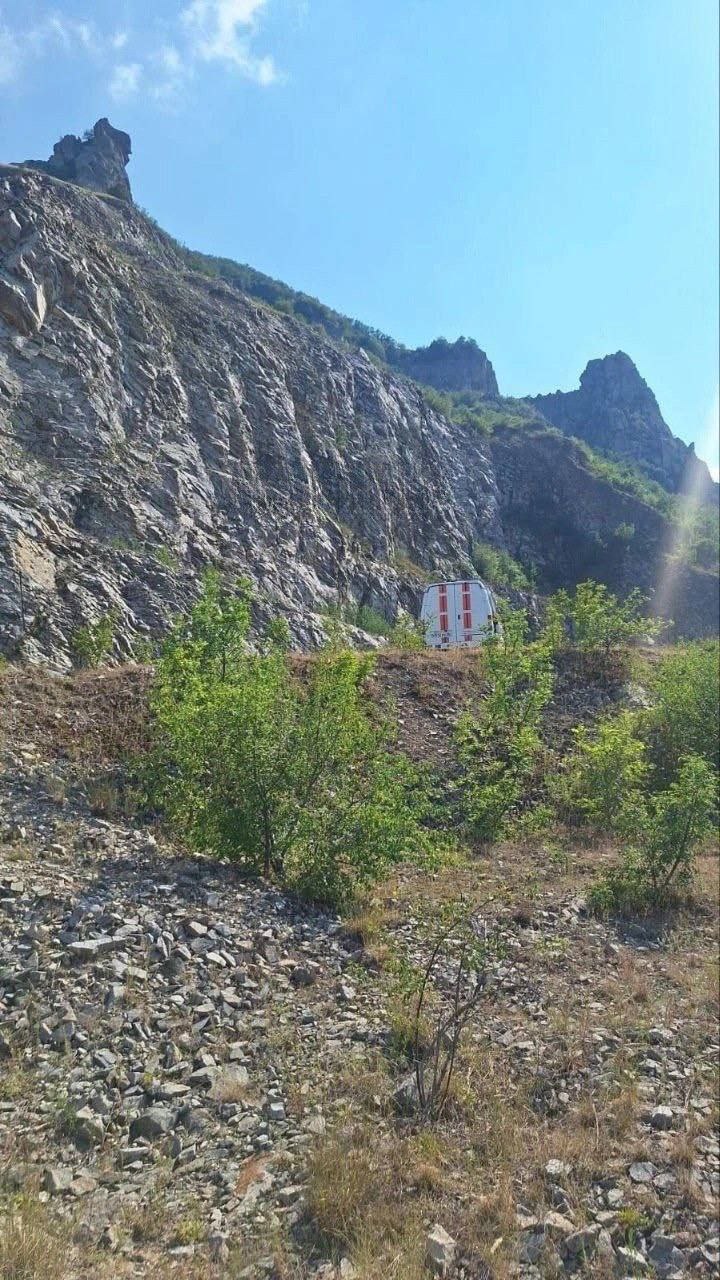На Ставрополье пара загадочно подорвалась гранатой Местные жители обнаружили тела парня и девушки без признаков жизни. На место незамедлительно прибыли службы экстренного реагирования. Предварительный осмотр указывает на то, что причиной смерти стал взрыв гранаты. В настоящее время проводятся следственные действия и оперативные мероприятия для установления личностей погибших. Фронтовые Новости и не только