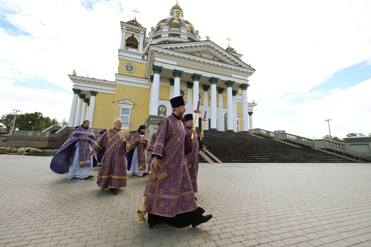 Возле Кафедрального собора в Челябинске появится уникальная скульптура гигантских размеров - Кафедральный собор Рождества Христова стал новой точкой притяжения челябинцев и гостей города. Прилегающая территория продолжает благоустраиваться. В этом году здесь возведут уникальную скульптурную композицию «Собор Архистратига Михаила». Сегодня это решение поддержала профильная комиссия Челябинской городской Думы. С инициативой по установке скульптурной композиции выступила Челябинская епархия Русской Православной Церкви. Мы провели рабочую встречу с архитектором проекта, с челябинскими специалистами, детально обсудили проект, получили положительные отзывы. Памятник действительно впечатляет! И не только монументальностью – высота почти 17 метров, но и художественной составляющей, - рассказал председатель челябинской городской думы Сергей Буяков.