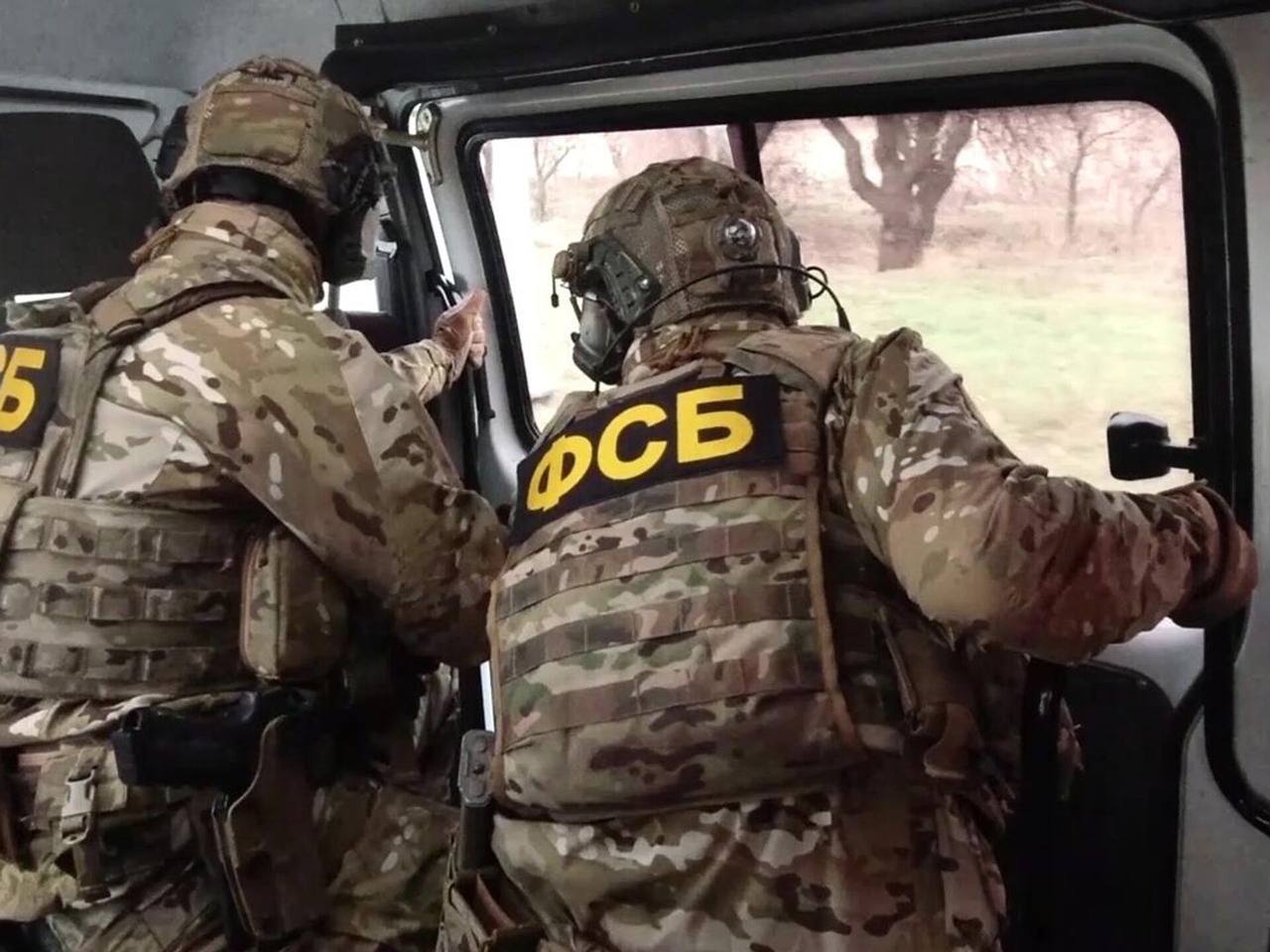 Симферопольца обвиняют в госизмене, он передал Украине информацию о передвижении поезда с нефтепродуктами Мужчина находился вблизи Феодосии и записал на видео, как состав с нефтепродуктами едет в пункт приёма. Это произошло в ноябре 2023 года. Он отправил эти данные украинской разведке в специальный чат-бот, сообщили в прокуратуре Крыма. Теперь мужчина предстанет перед судом по обвинению в государственной измене. «Уголовное дело будет направлено в Верховный Суд Республики Крым», – говорится в сообщении ведомства. Крым Оперативный