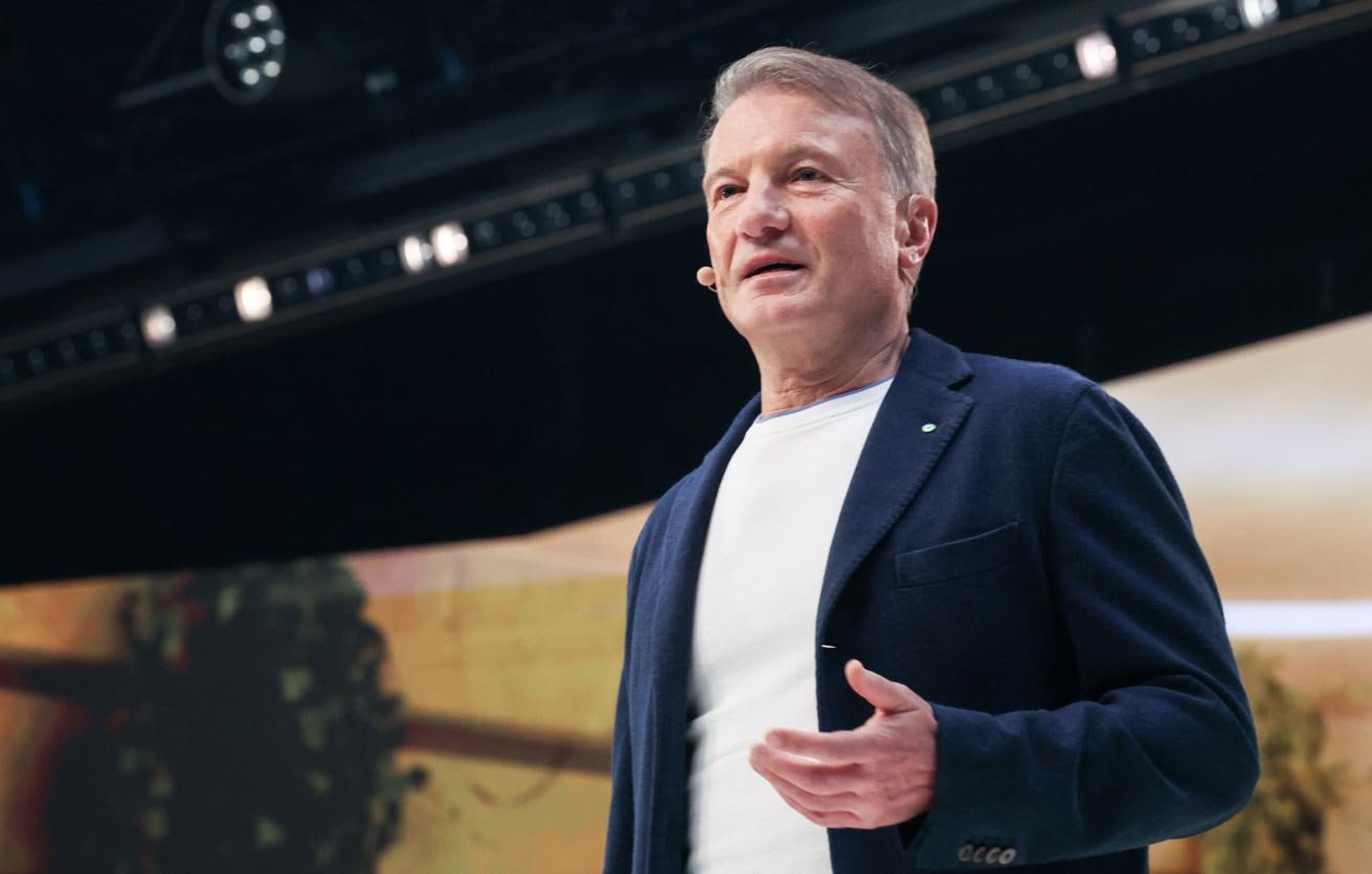 казна налоги сбер Греф Герман Оскарович на линии По итогам 2025 года группа Сбер заплатила 543 3 млрд рублей налога на прибыль С учётом всех остальных налоговых статей и страховых взносов общая сумма выплат группы Сбер превысила 948 млрд рублей в 2025 году Сбер выплатил акционерам рекордные в своей истории дивиденды в размере 786 9 млрд рублей половина из них пошла в казну государства как основного акционера в лице Минфина Таким образом общая сумма поступлений в бюджет страны от группы Сбер за 2025 год превысила 1 3 трлн рублей А так то банки зажрались Обворовывают государство предприятия и нас с вами простых честных жителей Ату их Интересно сколько налогов заплатили Империи известные блогеры Со всех ли темок уделили MarketScreen Sponsr Boosty Max