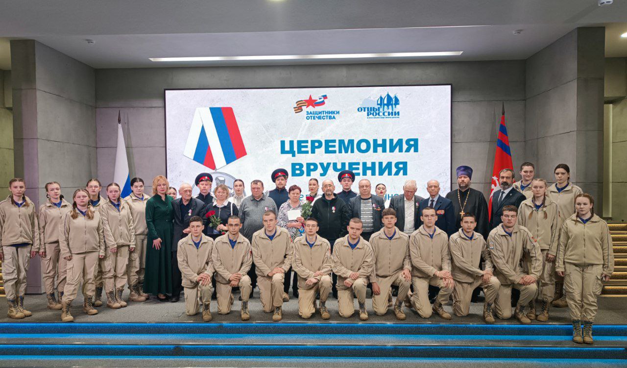 Награда за подвиг сыновей в Волгограде отцам участников СВО вручили медали Отец солдата В Волгограде отцам участников СВО проявивших стойкость и мужество во время выполнения боевых задач вручили медали общественного признания Отец солдата Торжественная церемония организованная филиалом фонда Защитники Отечества по Волгоградской области и региональным Всероссийского общественного движения Отцы России прошла на площадке музея панорамы Сталинградская битва Руководитель филиала фонда Защитники Отечества по Волгоградской области Анна Ганцева Сегодня мы встретились чтобы сказать слова благодарности папам которые воспитали настоящих героев Для каждого мальчика папа это первый и главный жизненный пример И всегда трогательно наблюдать связь двух мужчин двух защитников отца и сына Каждый из этих мужчин показательный пример как воспитать настоящего патриота своей страны Их сыновья в сложное время встали на защиту Родины от врага не пожалев своей жизни Точно также когда то сделали их деды и прадеды во время Великой отечественной войны Эта церемония стала шестой В общей сложности более 60 пап уже награждены этими медалями Героями не рождаются героями становятся Героями становятся в семьях где отцы учат сыновей ответственности стойкости мужественности а мамы дарят любовь нежность заботу И именно эти сыновья прямо сейчас защищают наше Отечество на западных рубежах Зачастую ценой своей жизни доводя до конца поставленные боевые задачи Руководитель регионального отделения Всероссийского общественного движения Отцы России Вадим Филин Помнить об их подвиге ждать и принимать с честью и уважением участников боевых действий помогать и поддерживать членов их семей наша общая задача задача всего российского общества Героями не рождаются героями становятся Герои воспитываются в семьях Мужественность ответственность решительность память о традициях истории вере эти качества делающие из мальчика мужчину передаются сыну отцом Среди награжденных Александр Широчкин отец участников спецоперации Алексея и Андрея Широчкиных Когда началась специальная военная операция старший сын Алексей первым принял решение встать на защиту Родины заключил контракт в апреле 2023 года А спустя две недели за ленточку отправился и младший сын Андрей Они всегда были неразлучными Вместе учились женились вместе ушли защищать Родину Отпускать сыновей было невероятно сложно но мы должны были принять их решение рассказывает Александр Владимирович Боевой путь ребят был недолгим В июне 2023 года на территории Белогорска Северодонецкого района ЛНР Алексей А в июле того же года в Покровском районе ДНР вступив в стрелковый бой с превосходящим по силе противником погиб Андрей Он принял бой практически в одиночку прикрывая раненых бойцов и группу эвакуации Группа вышла а Андрей остался Оба брата удостоены Орденов Мужества посмертно Минутой молчания участники мероприятия почтили память бойцов не вернувшихся домой Память о героях навсегда остается в наших сердцах Поддержка родных и близких погибших участников СВО важное направление работы фонда Защитники Отечества Семьи героев состоят на сопровождении регионального филиала фонда fond ZO Volgograd ЗащитникиОтечества