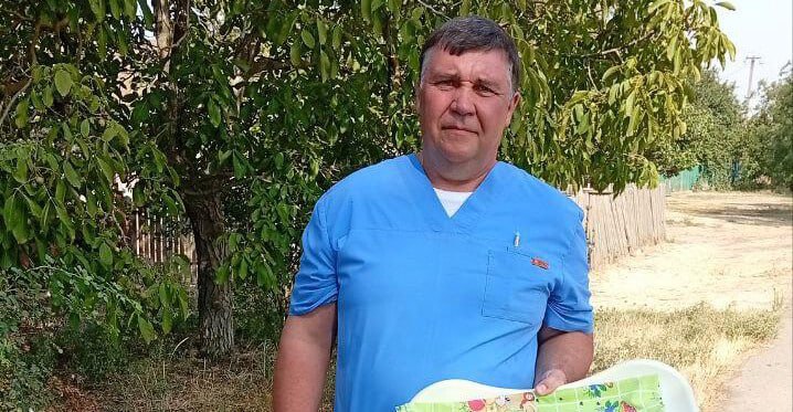 ‍ Педиатр из Мордовии провел прием в селе Раздольное   Бригада врачей из Мордовии работает в районе уже две недели. Это уже семнадцатая бригада из шефского региона в Центральной районной больнице.  «В состав входит педиатр Александр Воронцов. За первые две недели командировки он осмотрел больше 200 детей. Они проверили состояние юных пациентов и дали рекомендации по поддержанию здоровья», — сообщил телеграм-канал «Шефская помощь».  Фото: Телеграм-канал «Шефская помощь. Херсонская область»     , VK и ОК и читайте новости на нашем сайте