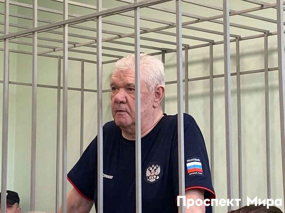 Сибиряк не смог отсудить 157 миллионов за школу из за которой судят Егорова Главу строительной компании Сибиряк Владимира Егорова судят по делу о мошенничестве при реконструкции школы в Иланском По версии следствия в 2020 году Сибиряк построил новую школу за 1 1 миллиарда рублей завысив стоимость Компания обратилась с иском в арбитражный суд указав что Егоров перечислил министерству образования добровольное возмещение ущерба по уголовному делу 391 7 миллиона рублей Такая сумма в качестве ущерба называлась в начале расследования К концу расследования после проведения экспертиз сумма ущерба снизилась до 249 2 миллиона Сибиряк указывал что Егоров выплатил на 142 5 миллиона больше Компания потребовала взыскать эту сумму а также 15 миллионов в качестве процентов за пользование деньгами Суд отказал в удовлетворении иска Подробности суд изложит в течение 10 рабочих дней Решение пока не вступило в законную силу prmira news