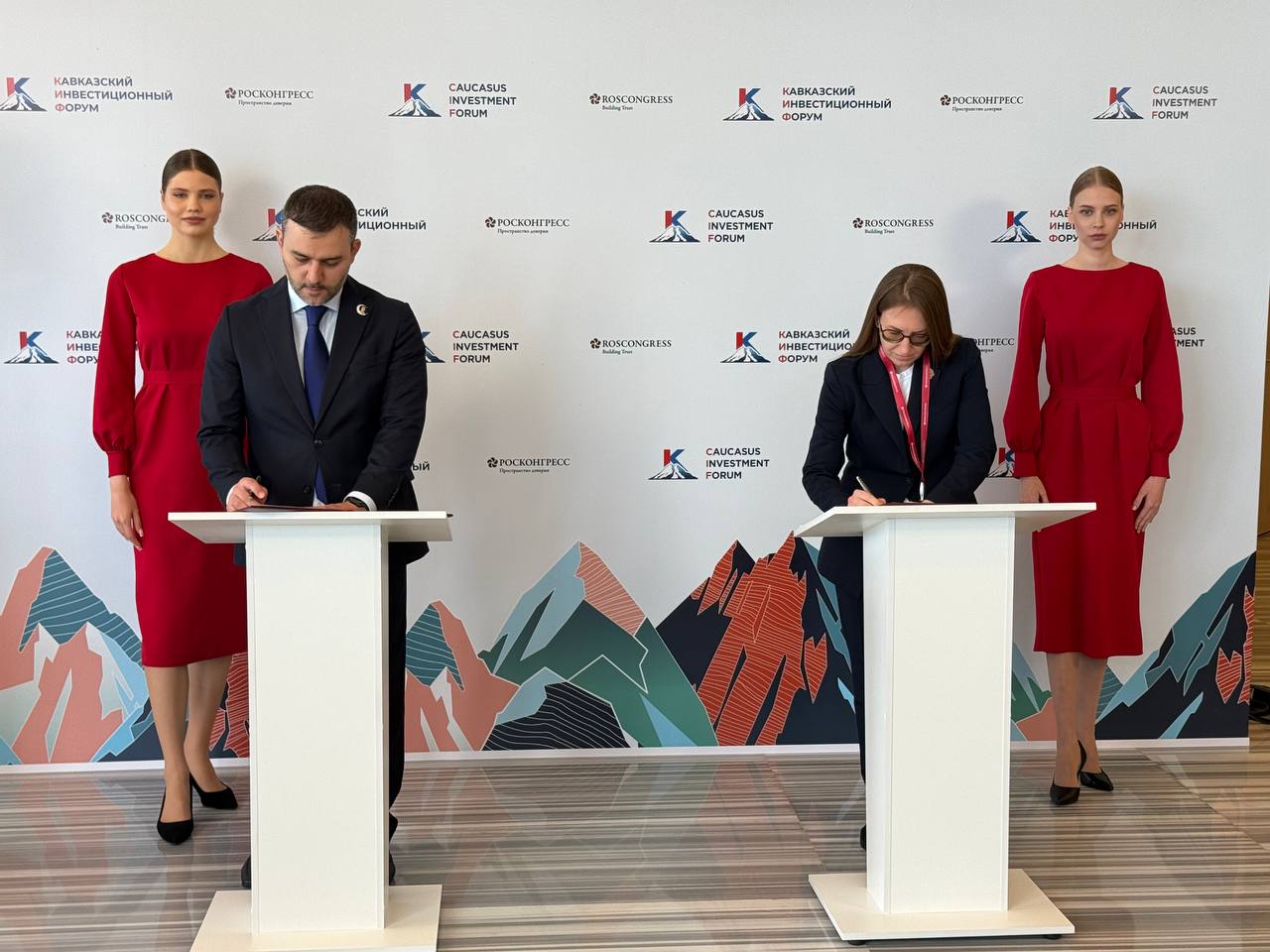 В рамках Кавказского инвестиционного форума 2025 в Минеральных Водах было подписано соглашение о сотрудничестве между Правительством Чеченской Республики и Обществом с ограниченной ответственностью "Говорящий город". Согласно договору, компания "Говорящий город" будет разрабатывать программы по адаптации общественного транспорта в Чеченской Республике для нужд и потребностей людей с ограниченными возможностями здоровья. Документ подписали заместитель Председателя Правительства ЧР - министр экономического и территориального развития ЧР Рустам Шаптукаев и Президент ООО "Говорящий город" Мария Ромашова.