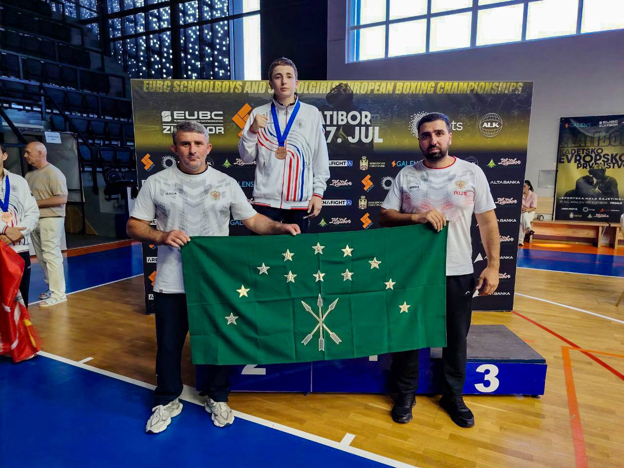 #окей_лица   Боксёр из Адыгеи завоевал бронзу на чемпионате Европы   Мелик Аветисян, воспитанник ДЮСШ «Олимп» из хутора Шунтук, стал бронзовым призером в весовой категории 48 кг среди юношей 13-14 лет в Сербии.  Он выиграл первый бой у сербского соперника, но во втором бою уступил спортсмену из Армении с разногласием судей 3:2, заняв третье место    Ранее Мелик стал победителем первенства России, что дало ему возможность участвовать в чемпионате Европы с 22 по 29 июля.  Тренируют Мелика заслуженный тренер Адыгеи Григорий Бегларян и тренер Азадуи Бегларян.  Подписаться   Окей, Адыгея